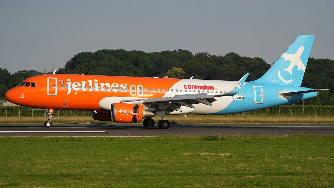 Ein Airbus A320 von Corendon auf der Piste des Flughafens