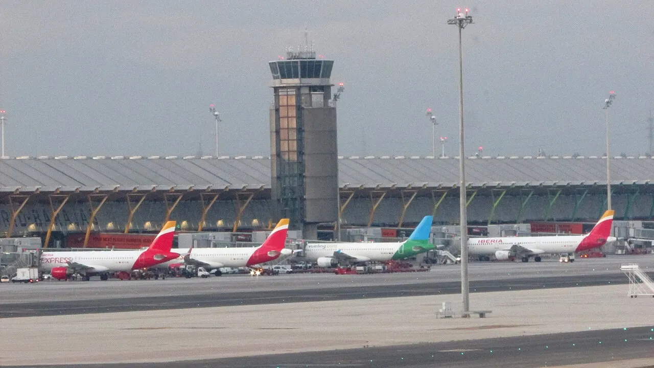 La Terminal 4 y su torre de control, con aviones de Iberia en la plataforma