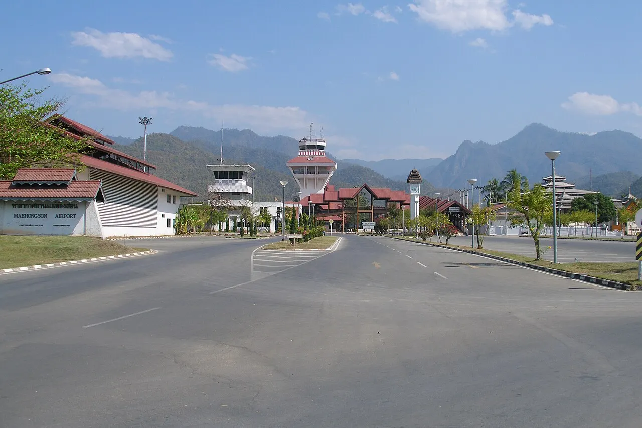 El edificio de la terminal de Mae Hong Son Airport