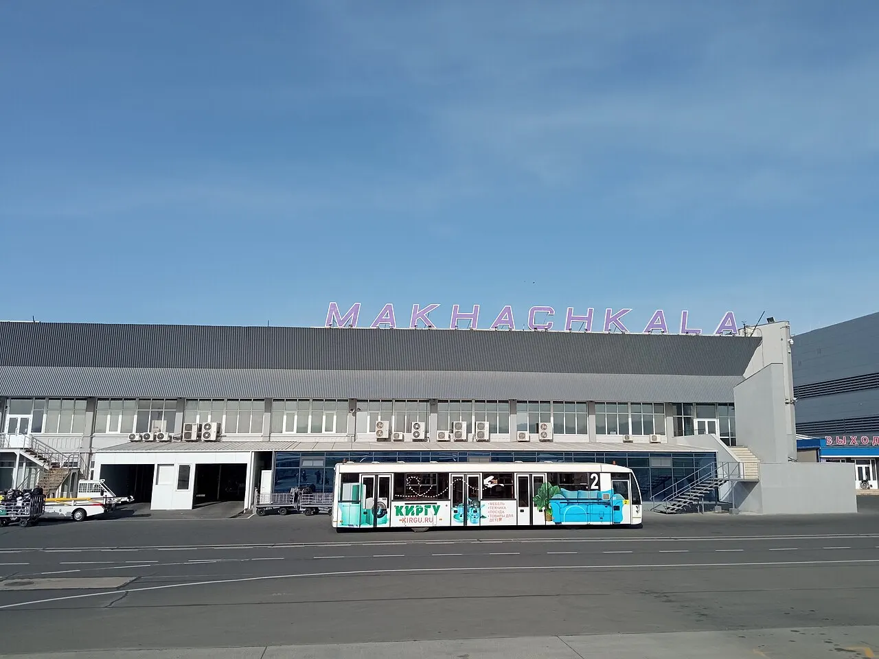駐機場から見たターミナル