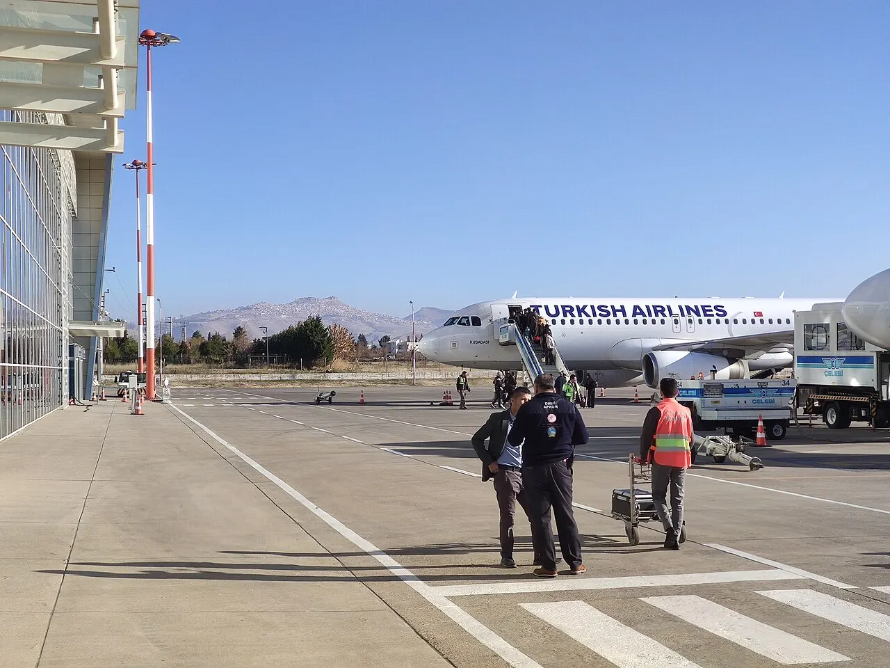 Un aereo sul piazzale dell'aeroporto
