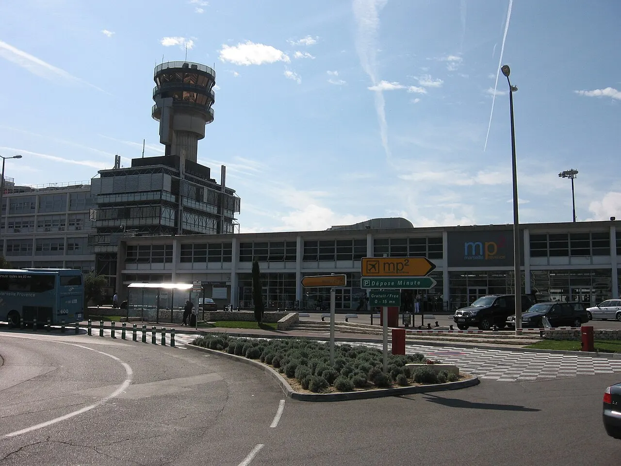 Terminal 2 (MP2) i wieża kontroli lotów
