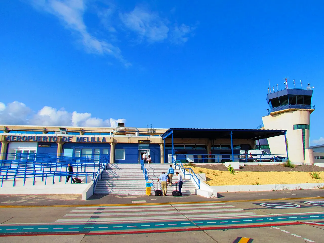 La terminal y la torre de control vistas desde la plataforma