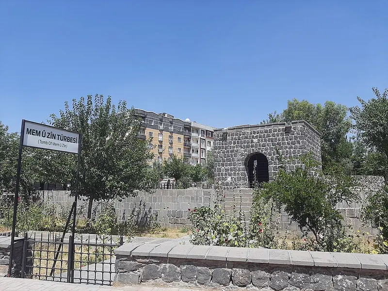 Mem û Zîn Türbesi