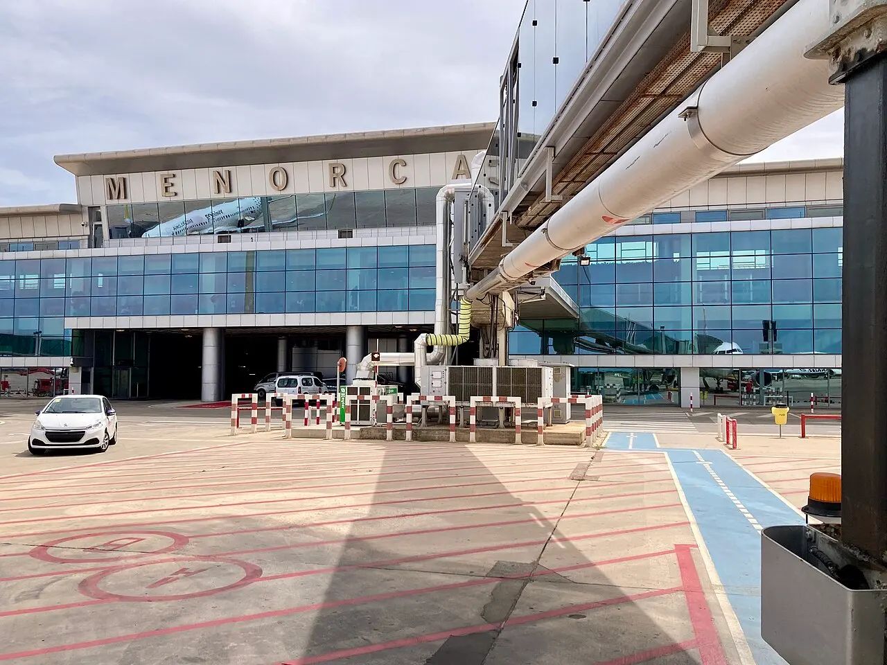 La terminal desde la plataforma, con su rótulo «Menorca»