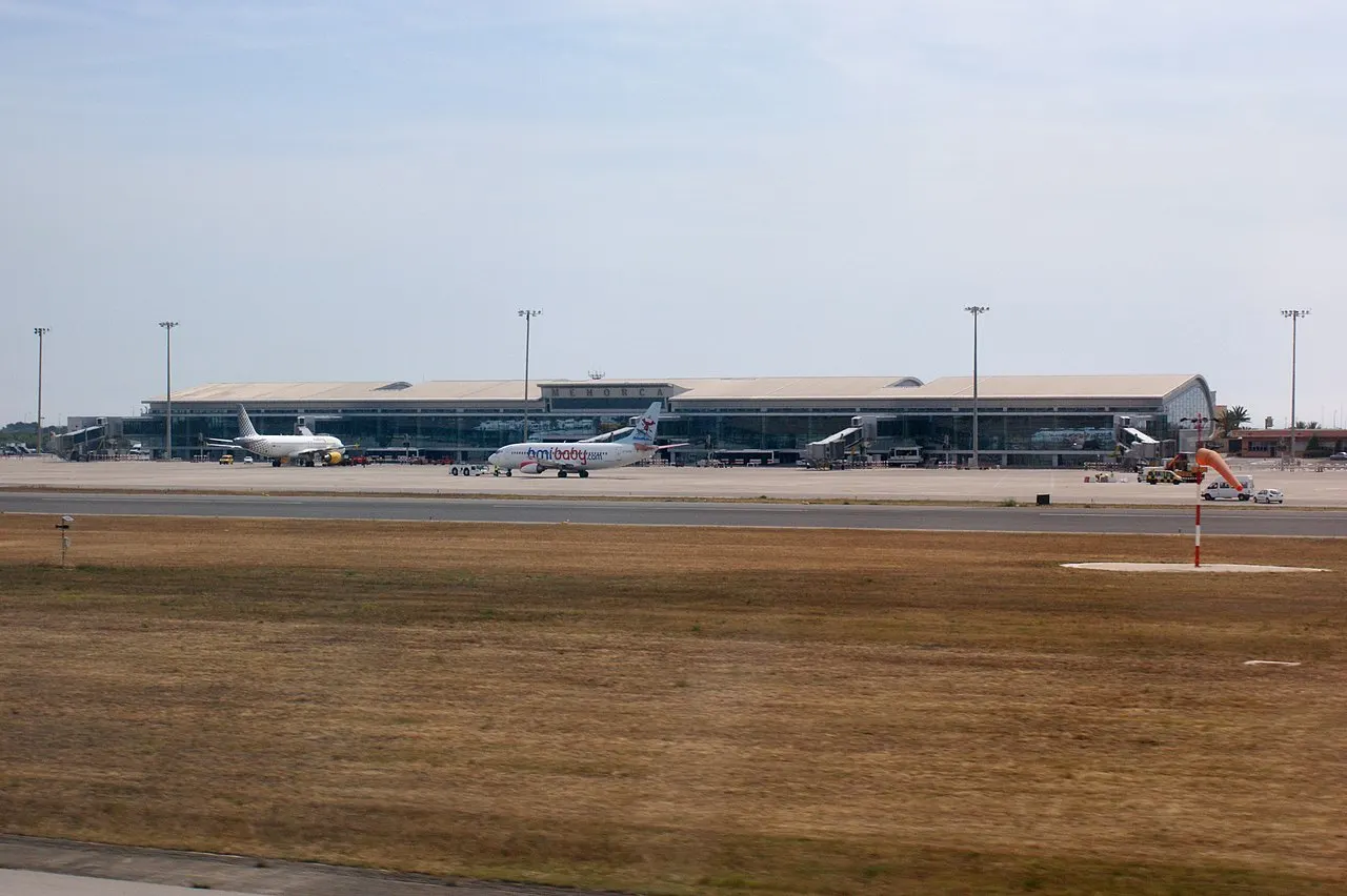 Vista generale del terminal e del piazzale dalla pista