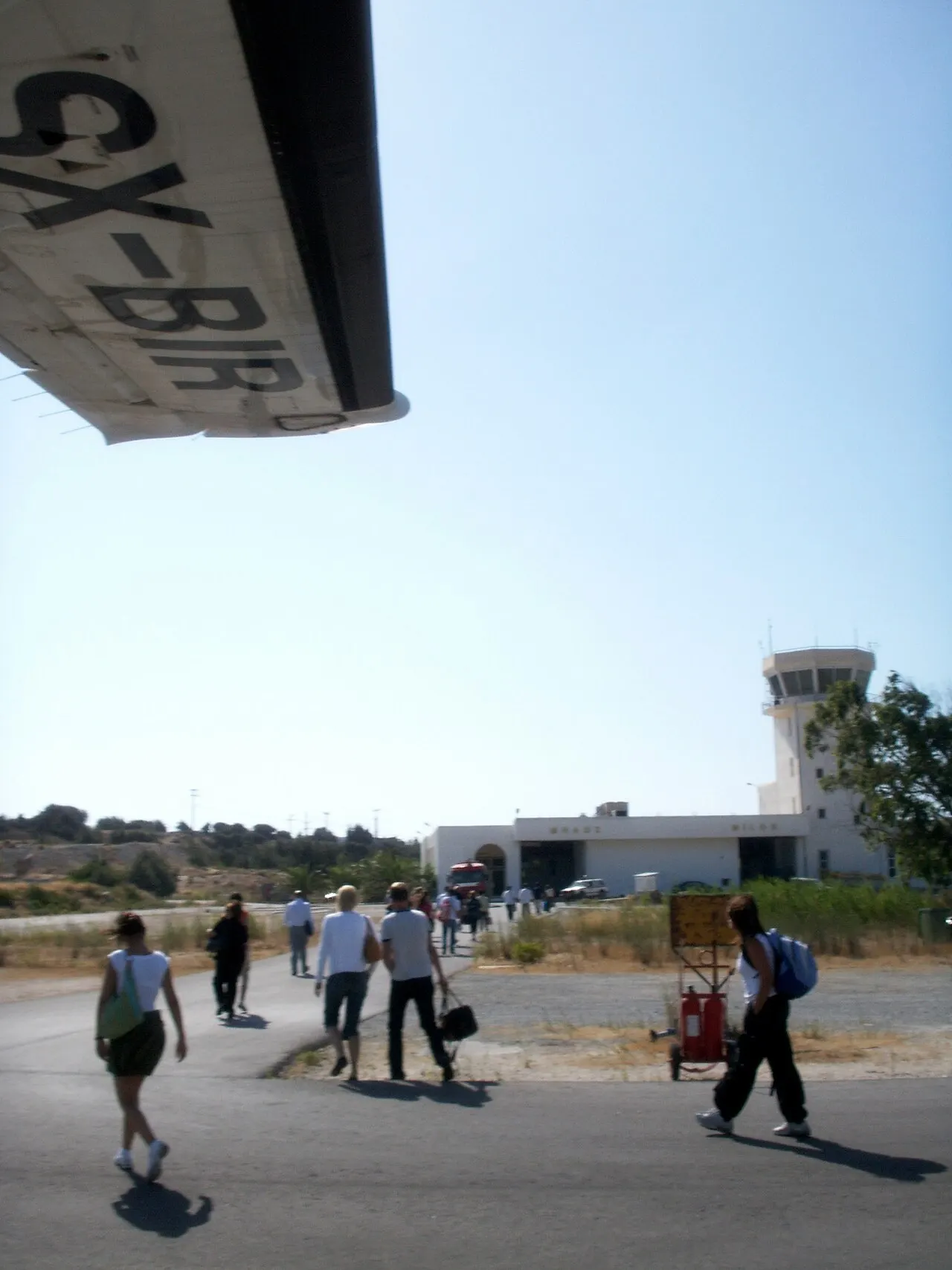 La tour de contrôle et le terminal vus depuis le tarmac