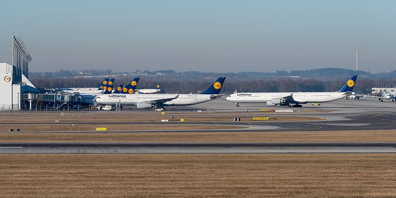 Avions Lufthansa sur l'aire de stationnement du Terminal 2