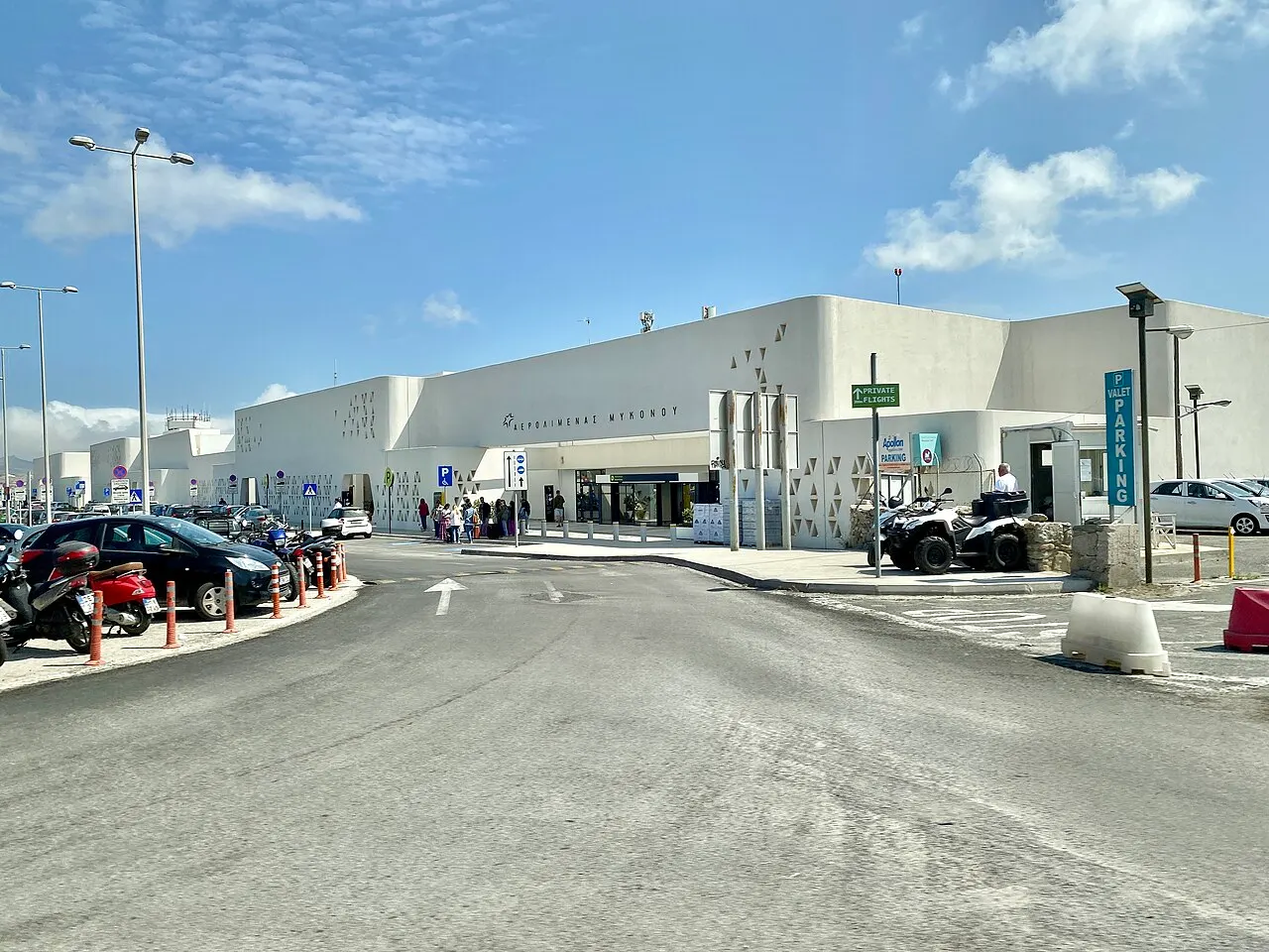 L'entrée du terminal et la route d'accès