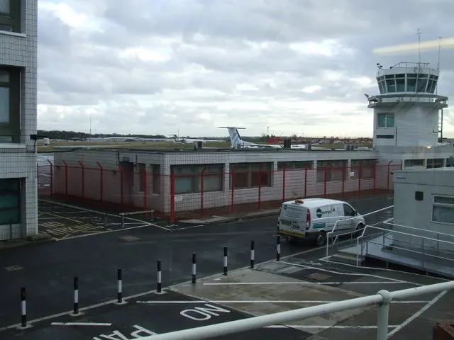 Il terminal, con la torre di controllo sullo sfondo