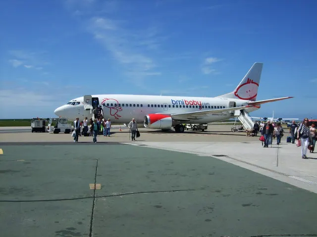 Un aereo di linea sul piazzale
