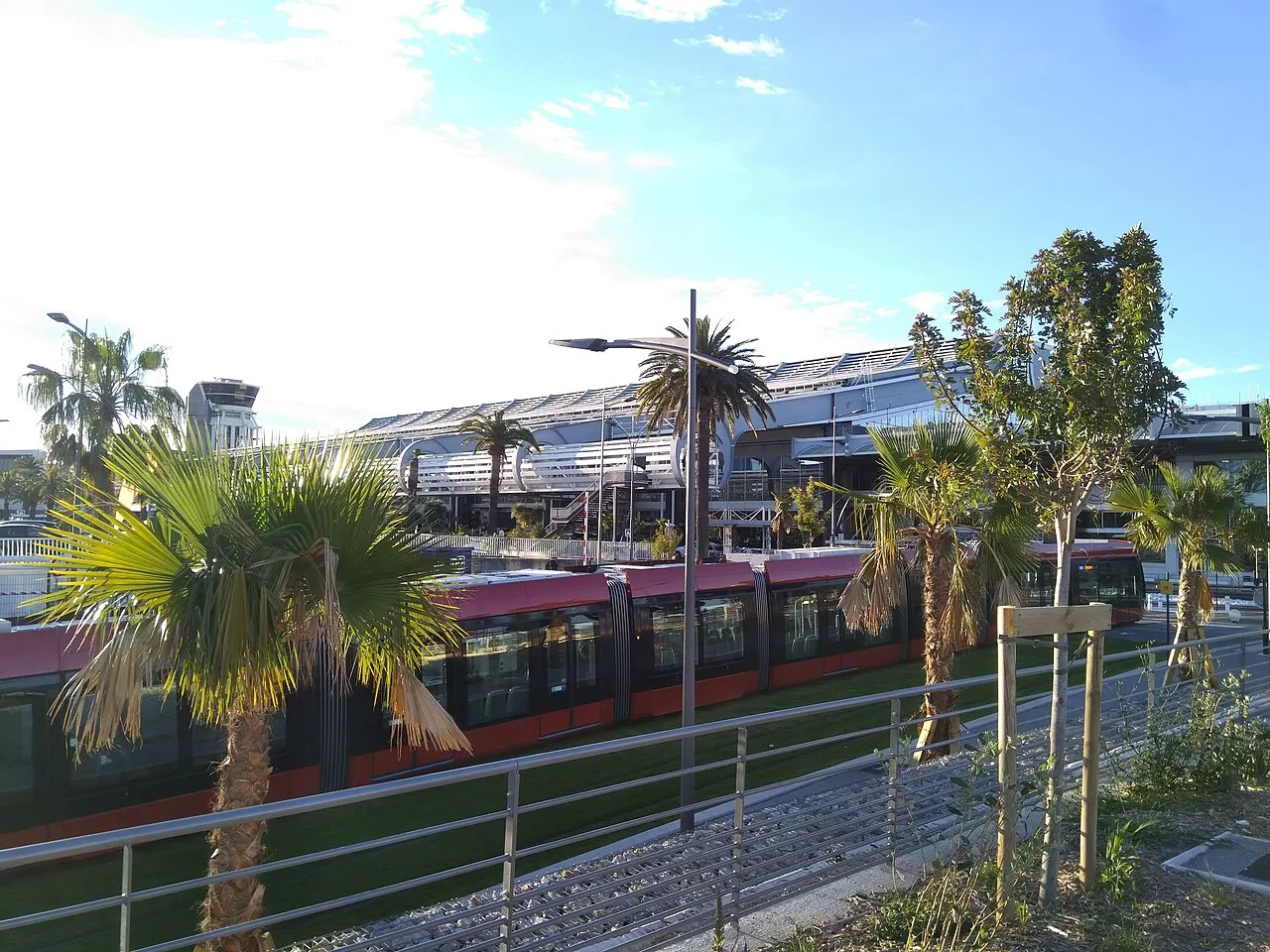 De tram voor Terminal 1