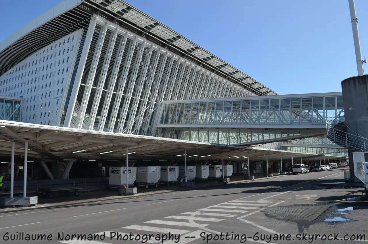 Fachada de la Terminal 1 con la pasarela de acceso