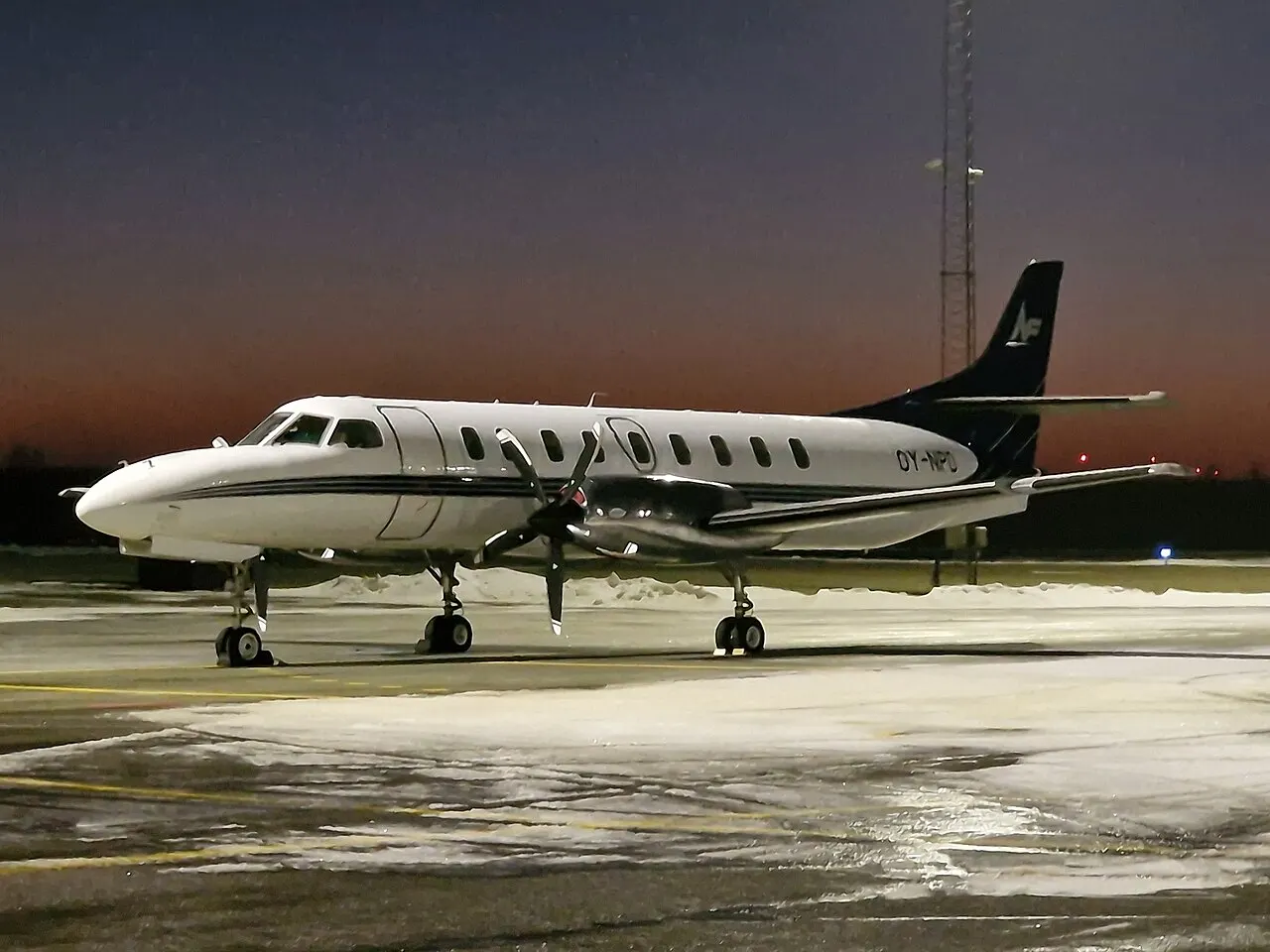 Ein Fairchild-Metro-Turboprop auf dem Vorfeld in der Dämmerung