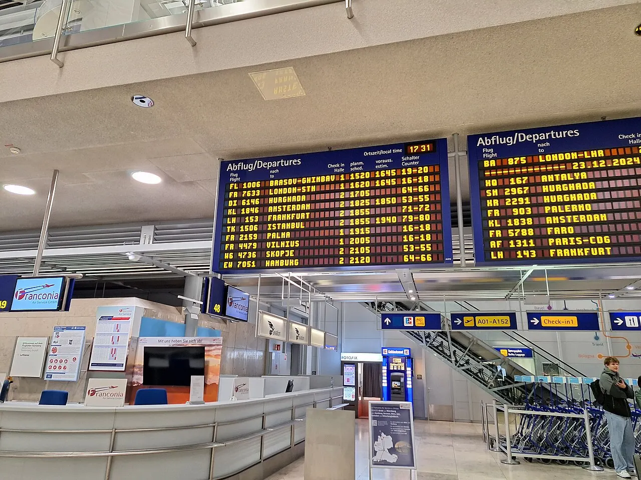 Ecrãs de partidas no átrio do terminal