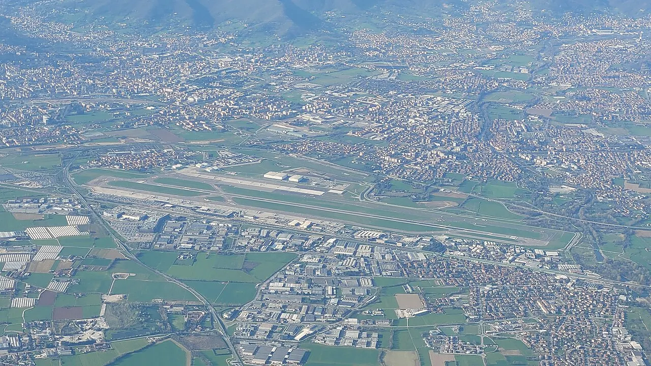 De luchthaven vanuit de lucht