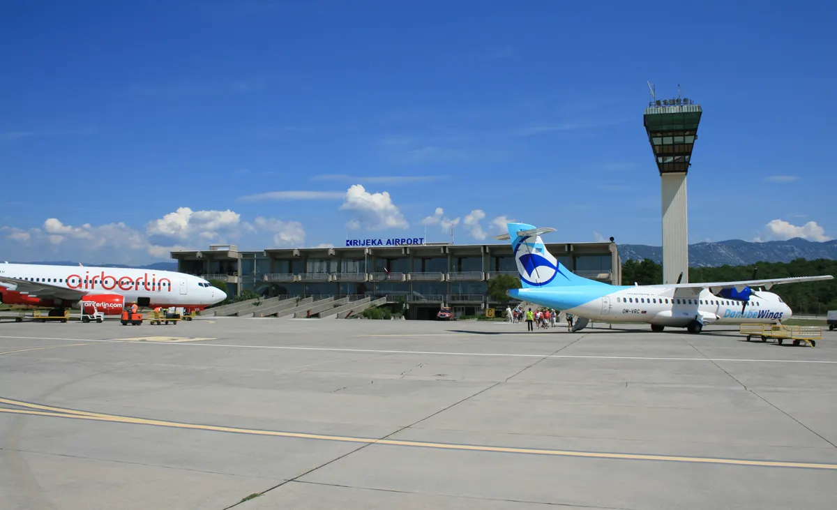 Ein Flugzeug auf dem Vorfeld