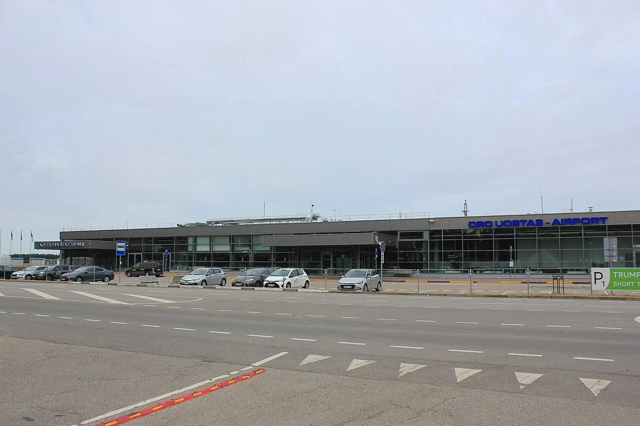 Budynek terminalu i plac przed nim