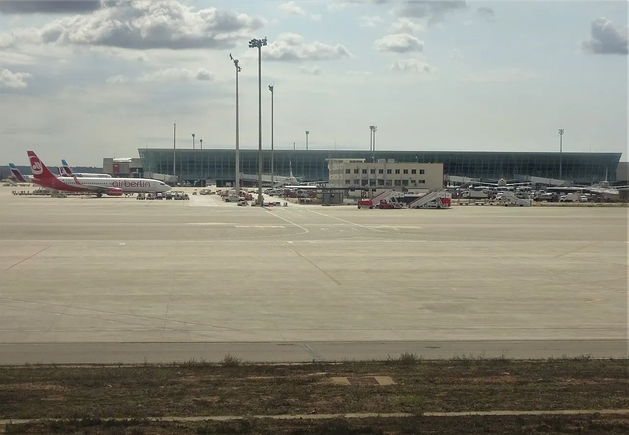 La terminal vista desde la plataforma de aviones