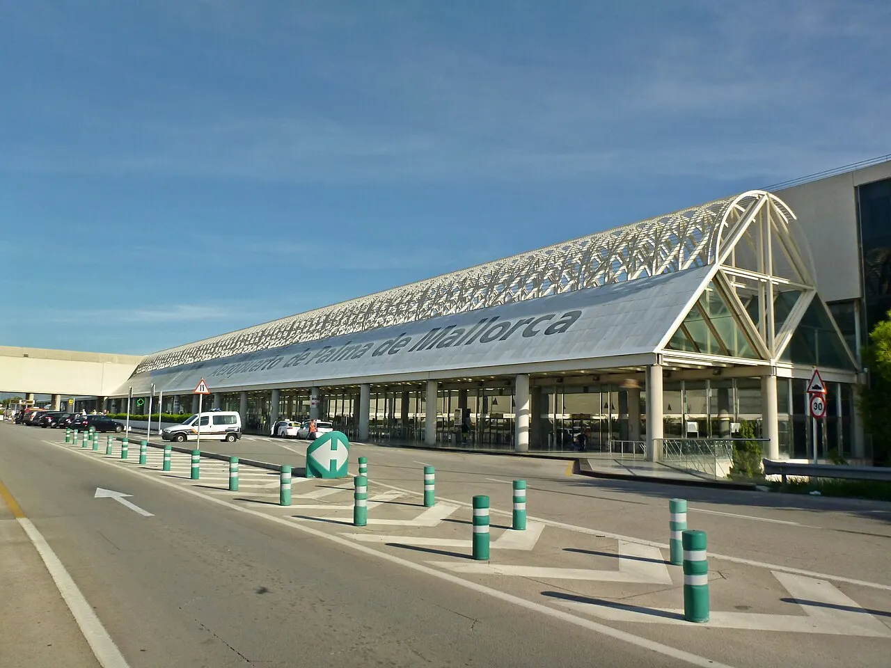 Exterior del edificio terminal y su cubierta de estructura metálica