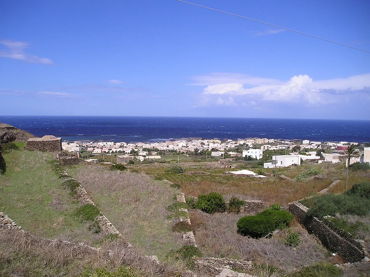 L'île de Pantelleria : le village blanc au bord de la mer