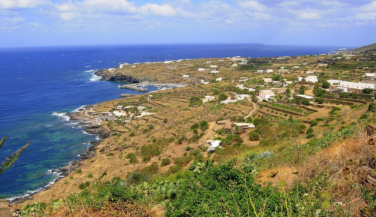 Côte rocheuse et champs en terrasses de Pantelleria