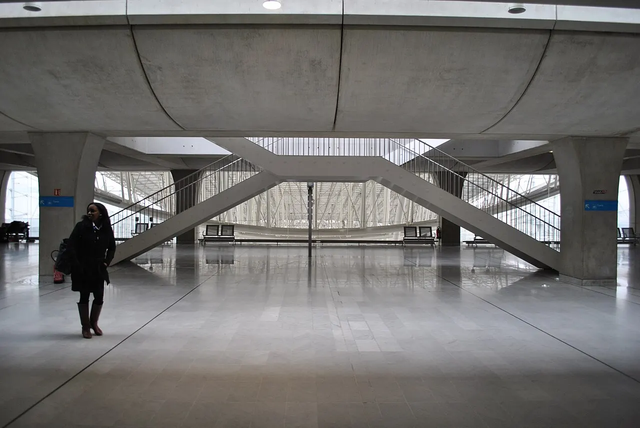 Interno in cemento del Terminal 2E