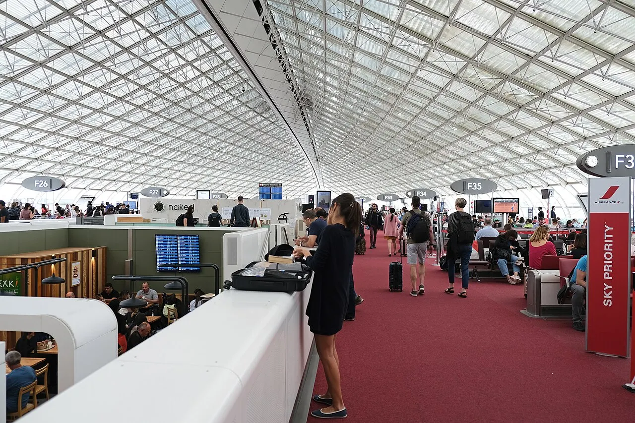 Area d'imbarco sotto la copertura in vetro del Terminal 2F