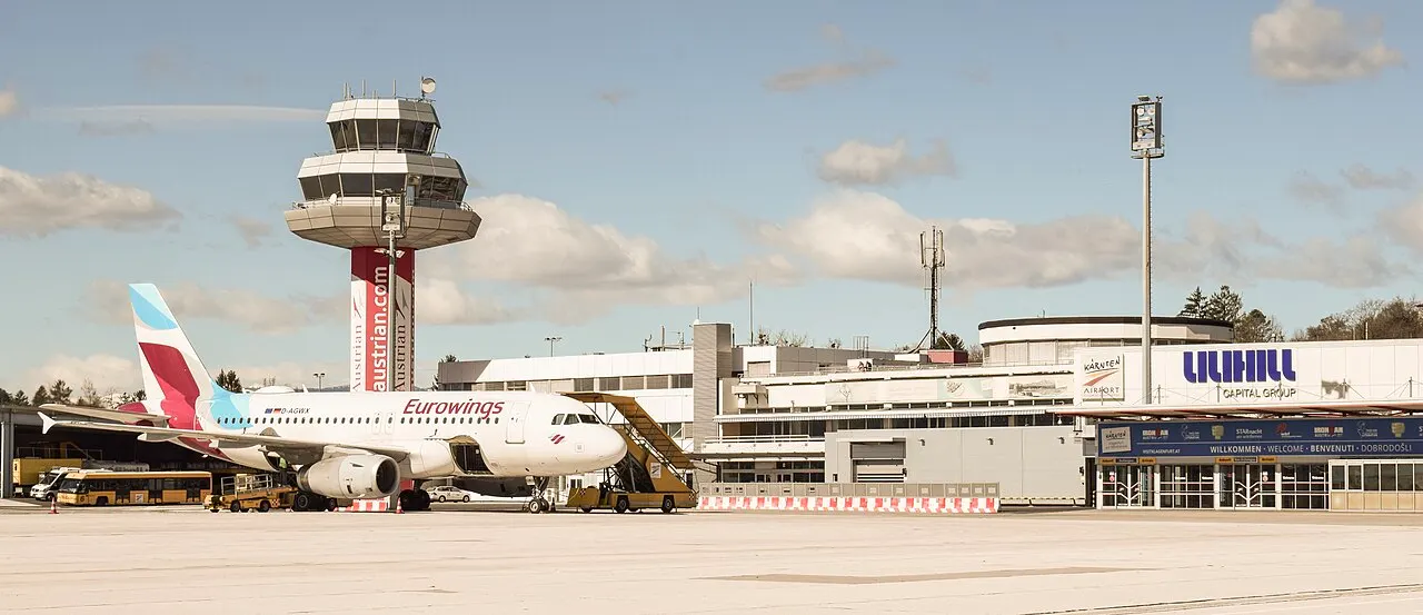 Il terminal e la torre di controllo visti dal piazzale