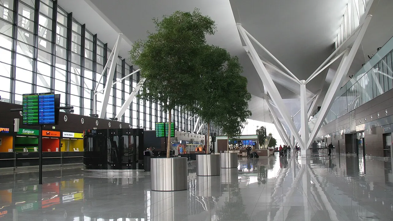 Die helle Halle des Terminals