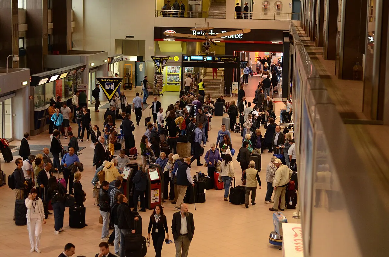Reisende im Terminal