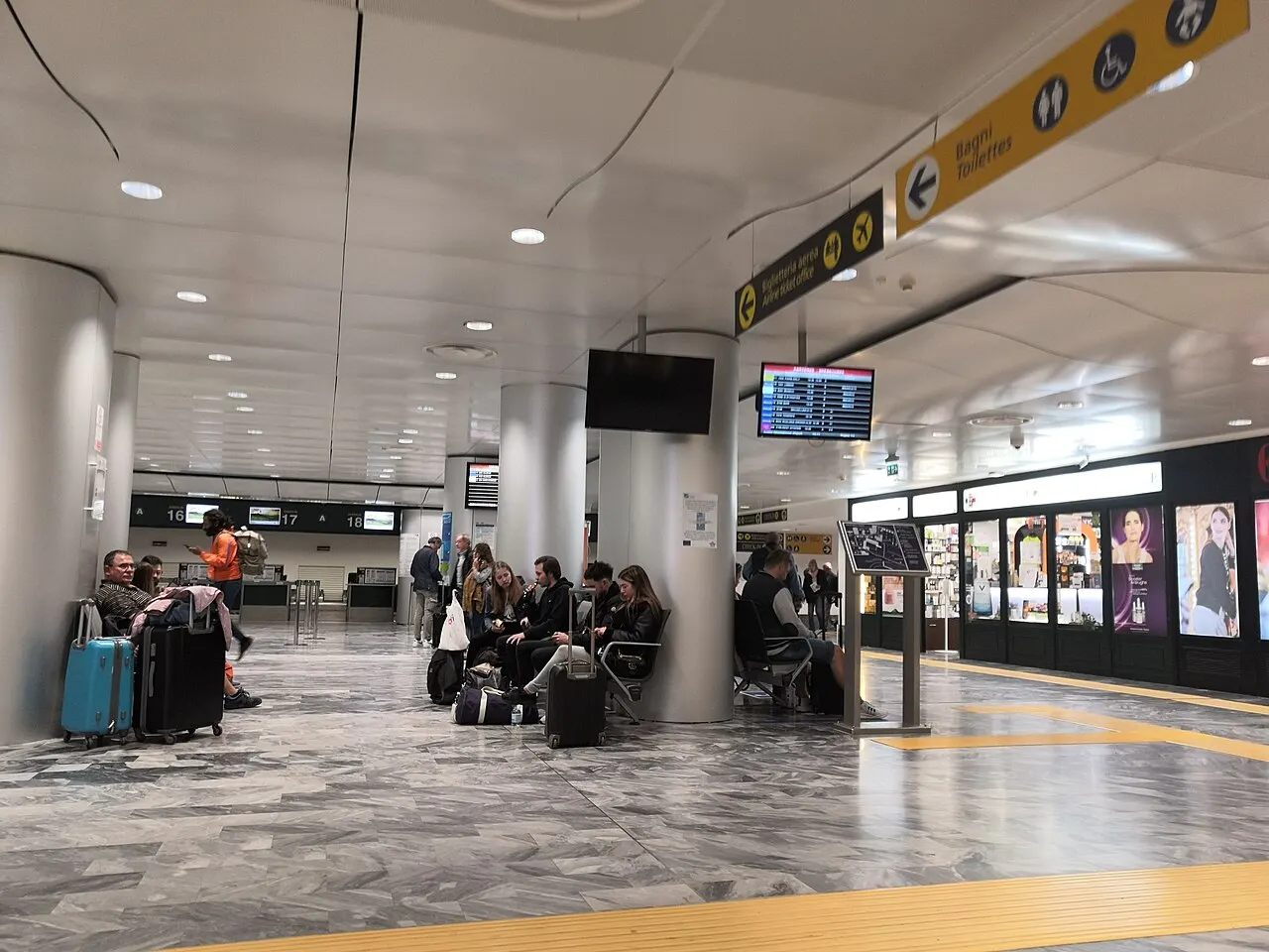 Wnętrze terminalu ze strefami oczekiwania i stanowiskami