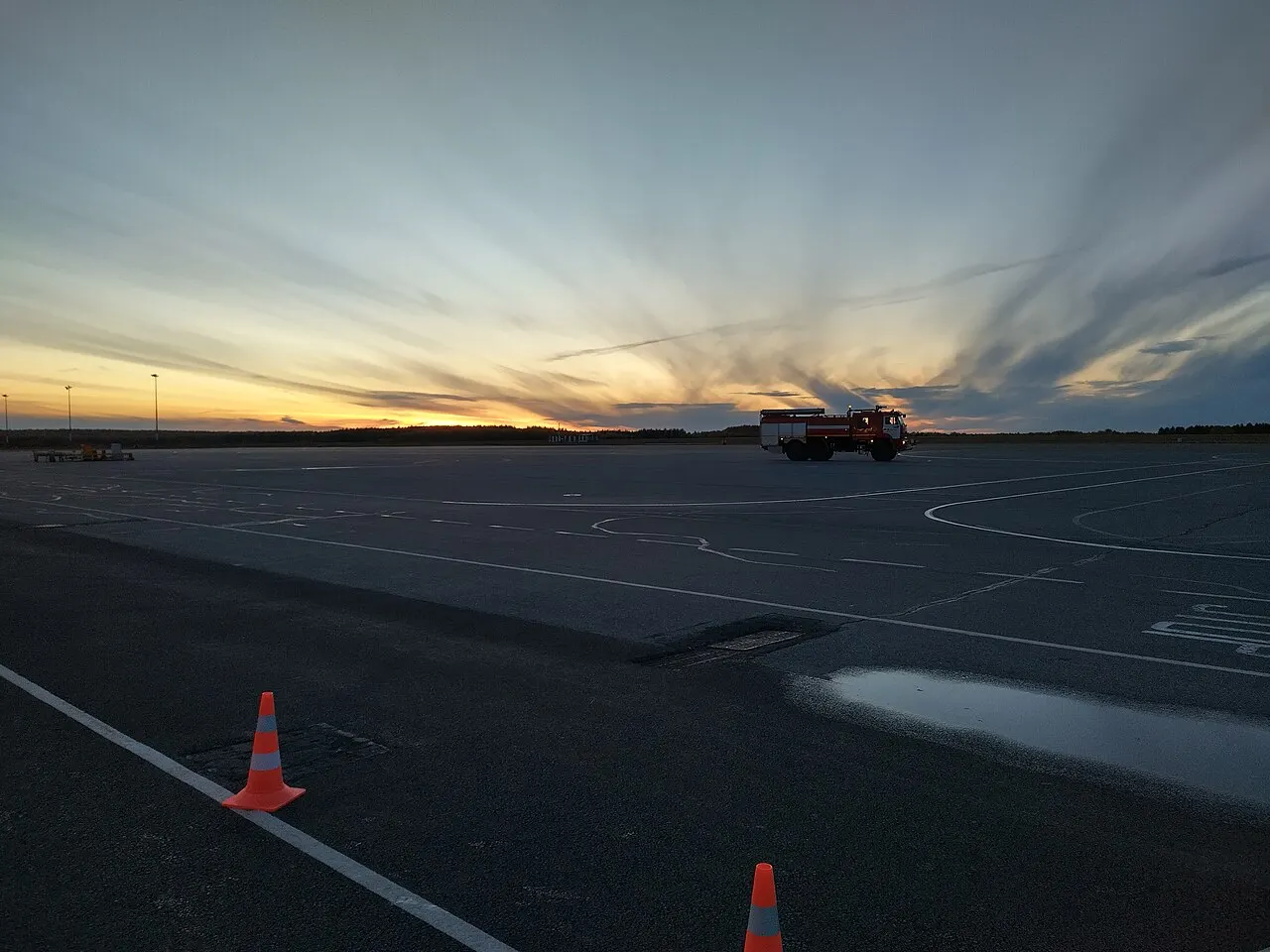 夕日に染まる駐機場