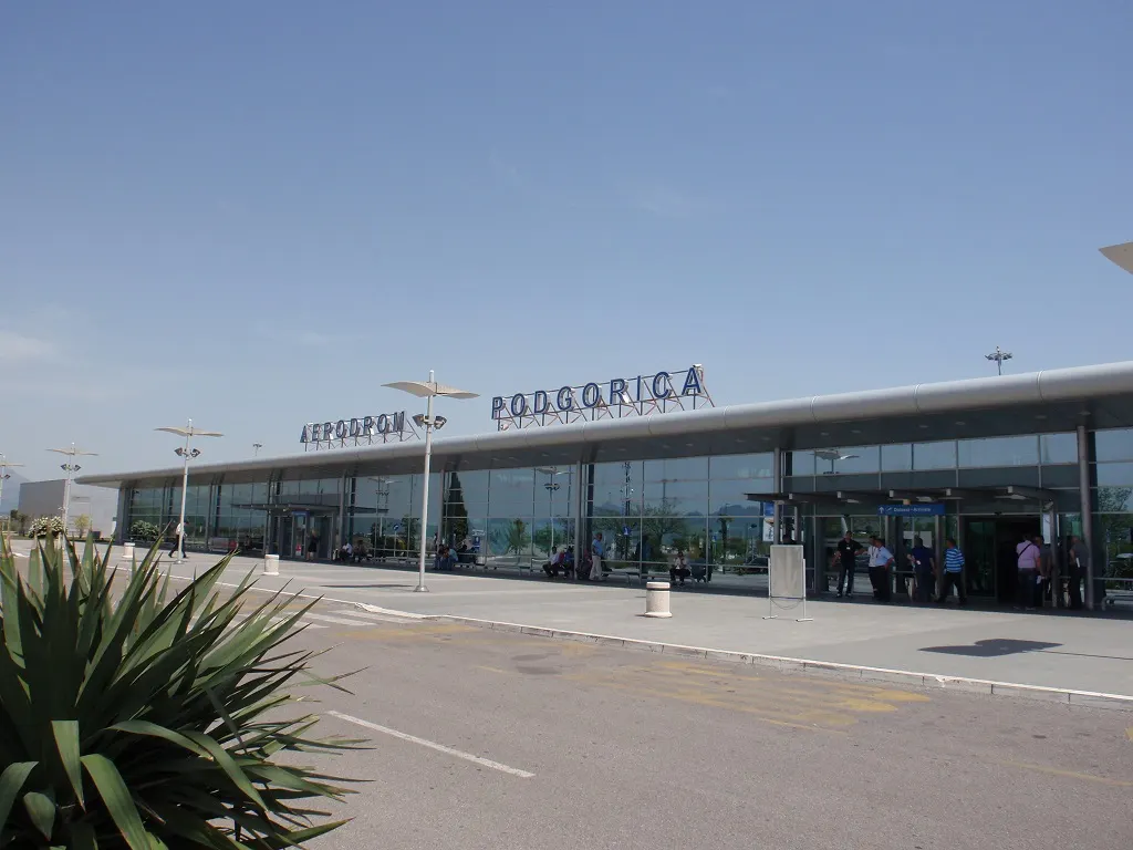 Das Terminal von der Zufahrt aus gesehen