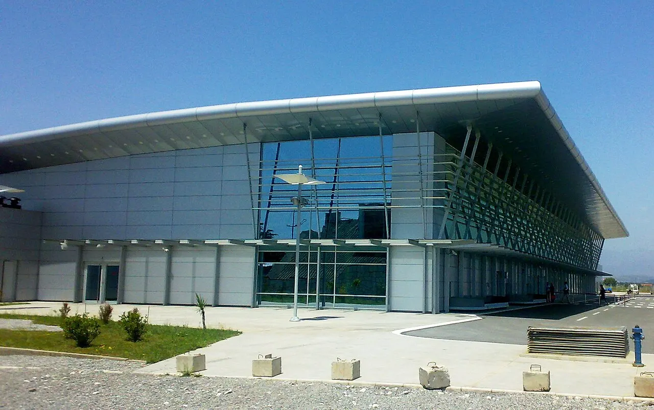 Das Terminalgebäude aus Glas und Stahl