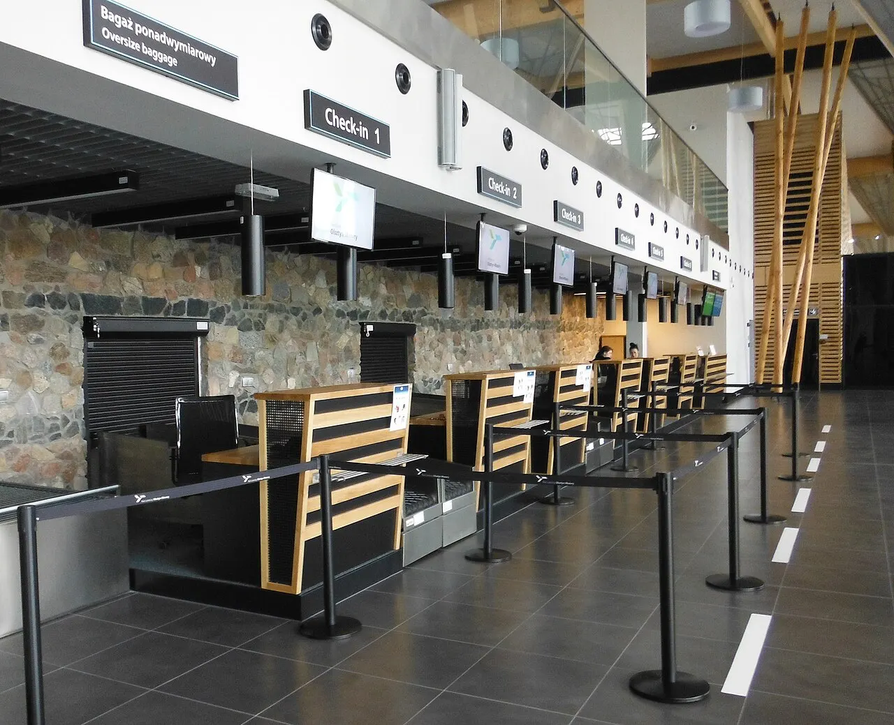 Os balcões de check-in e o painel de voos
