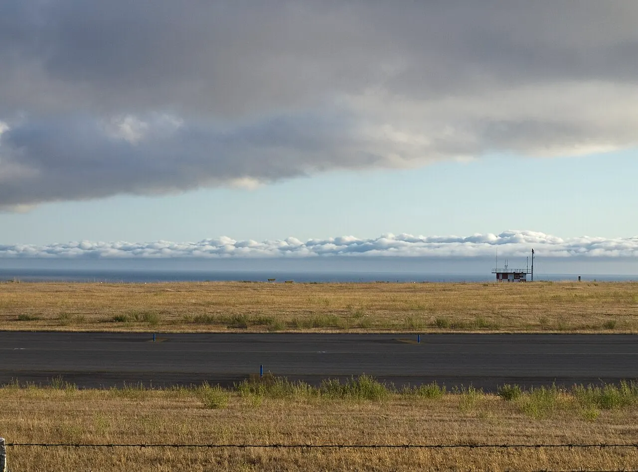 La pista con el océano Atlántico al fondo