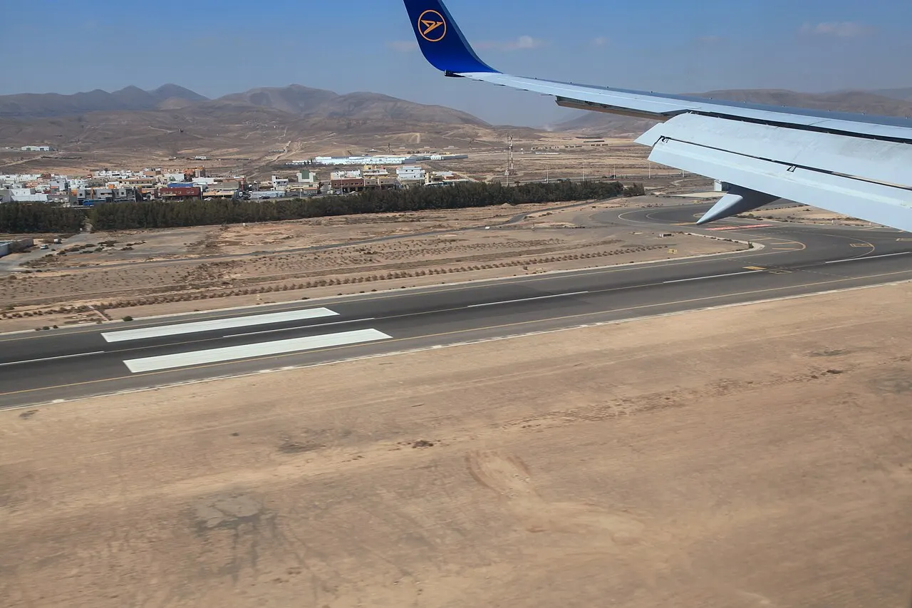 La pista y el paisaje árido de la isla vistos desde un avión al despegar