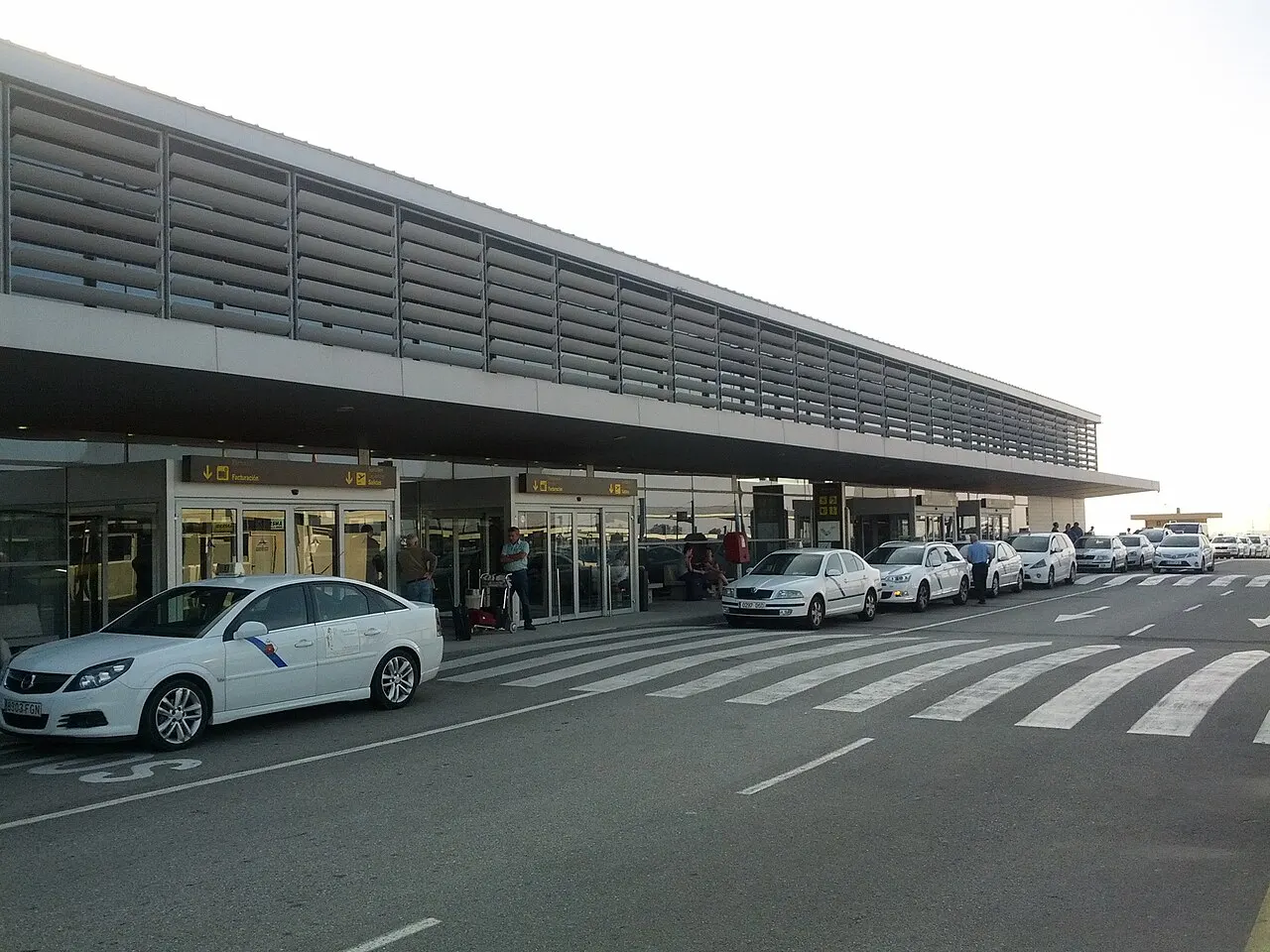 Fachada de la terminal con la parada de taxis