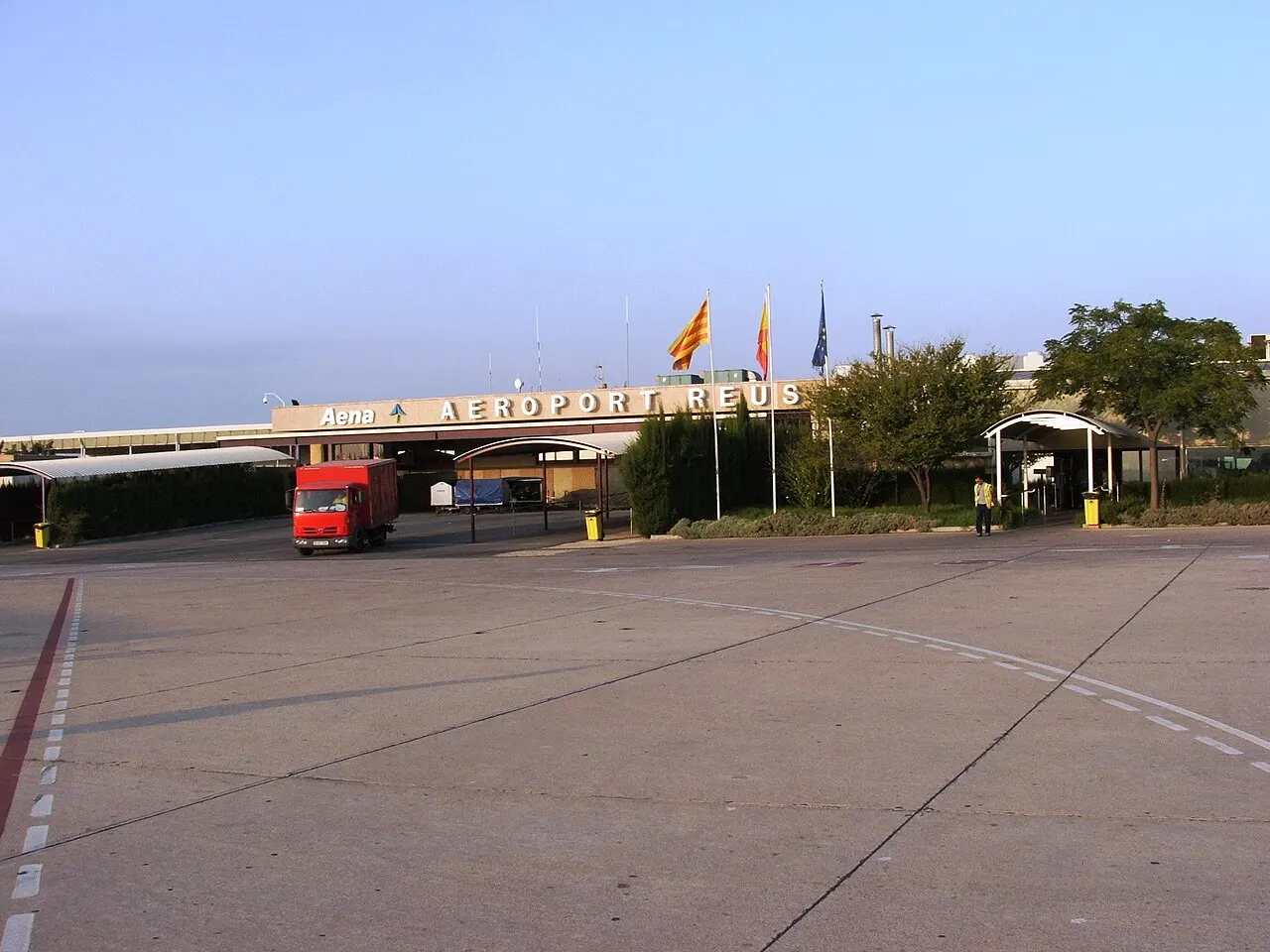 Das Terminalgebäude vom Vorfeld aus gesehen