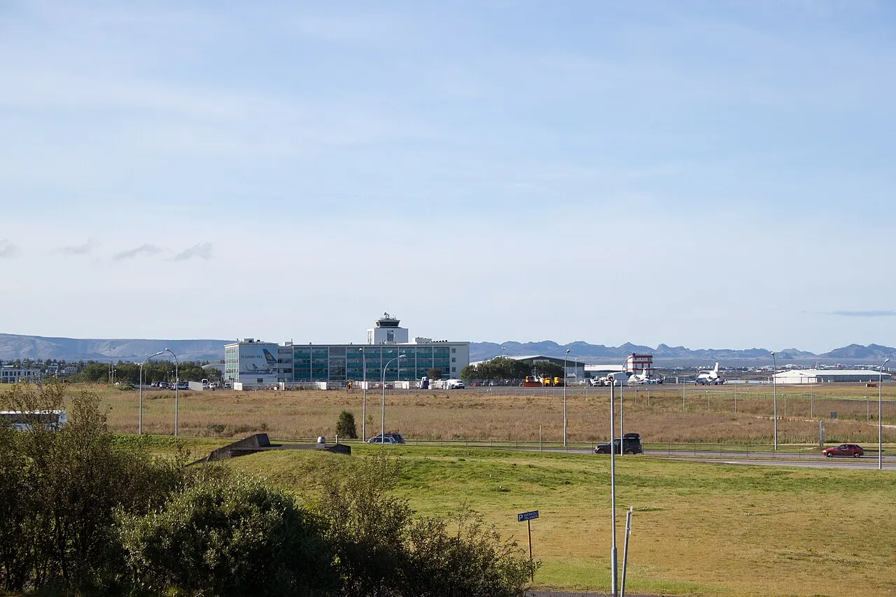 Het hoofdgebouw van de luchthaven