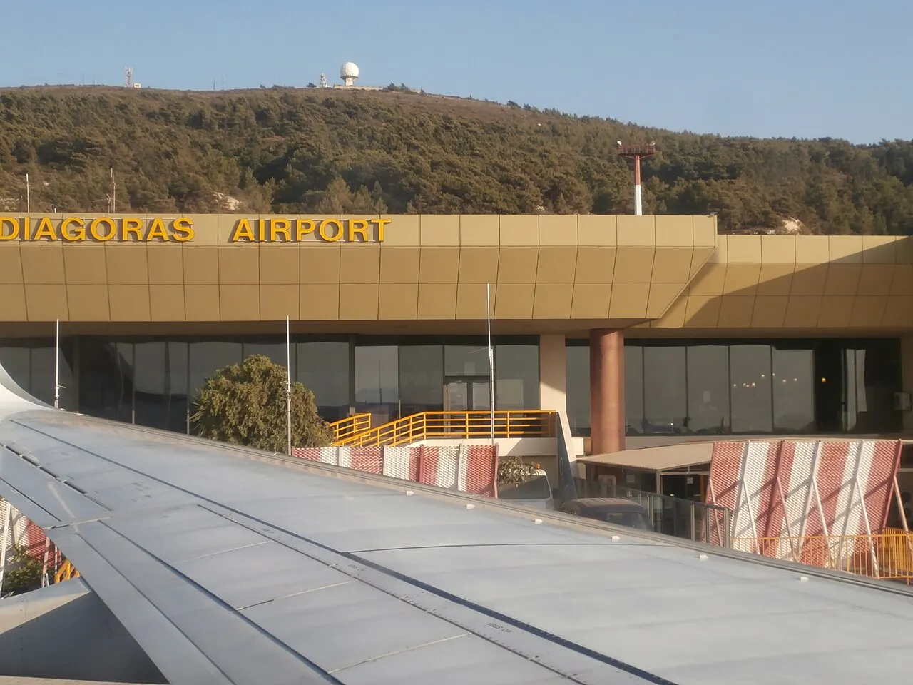 Der Flughafen Rhodos vom Vorfeld aus gesehen