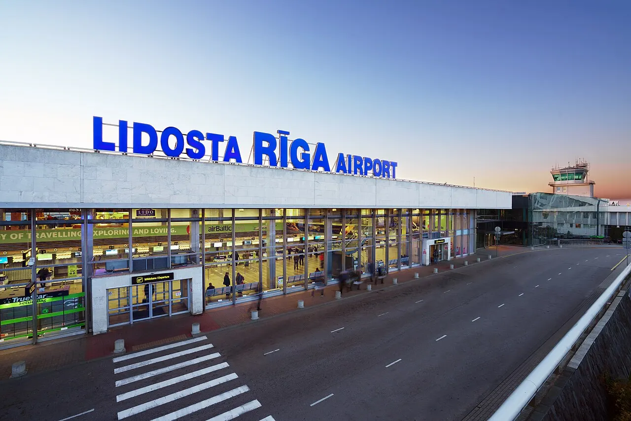 「Lidosta Rīga Airport」の看板があるターミナルの外観