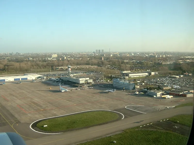 O aeroporto visto do ar, com a placa e as pistas