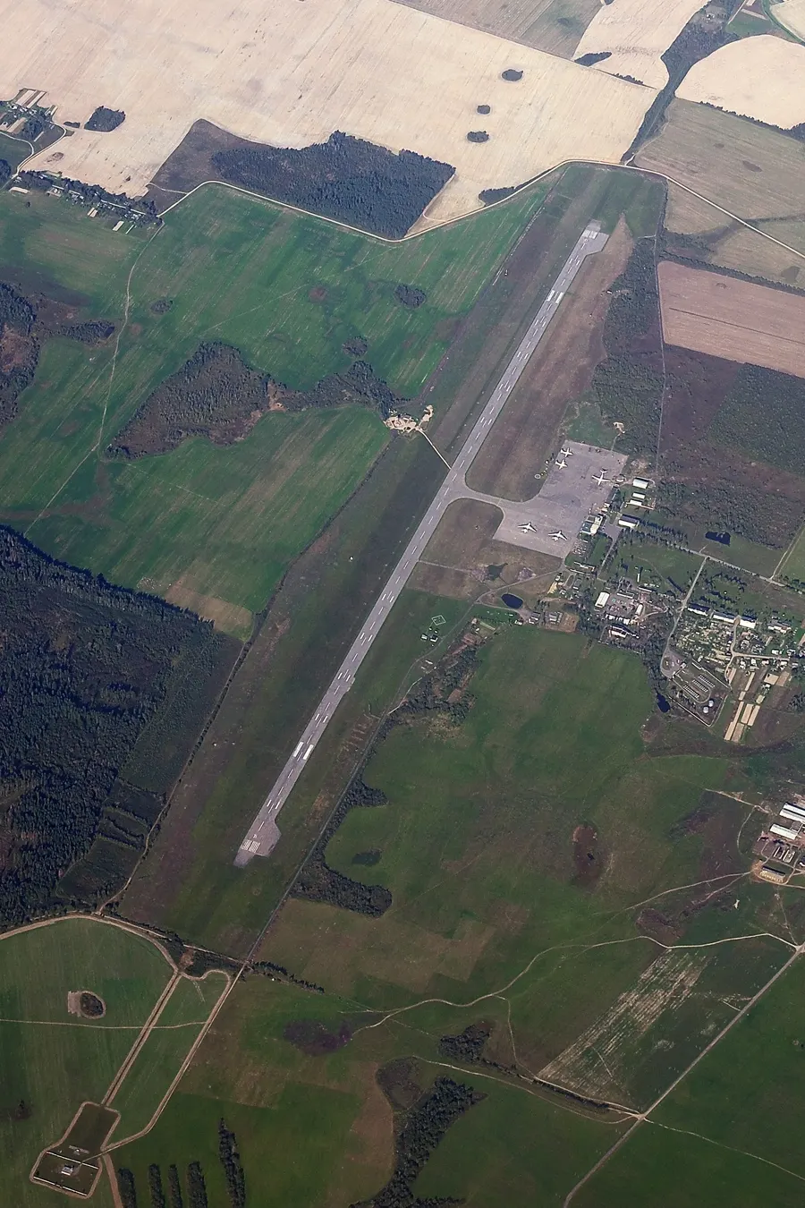 Der Flughafen und seine Piste aus der Luft