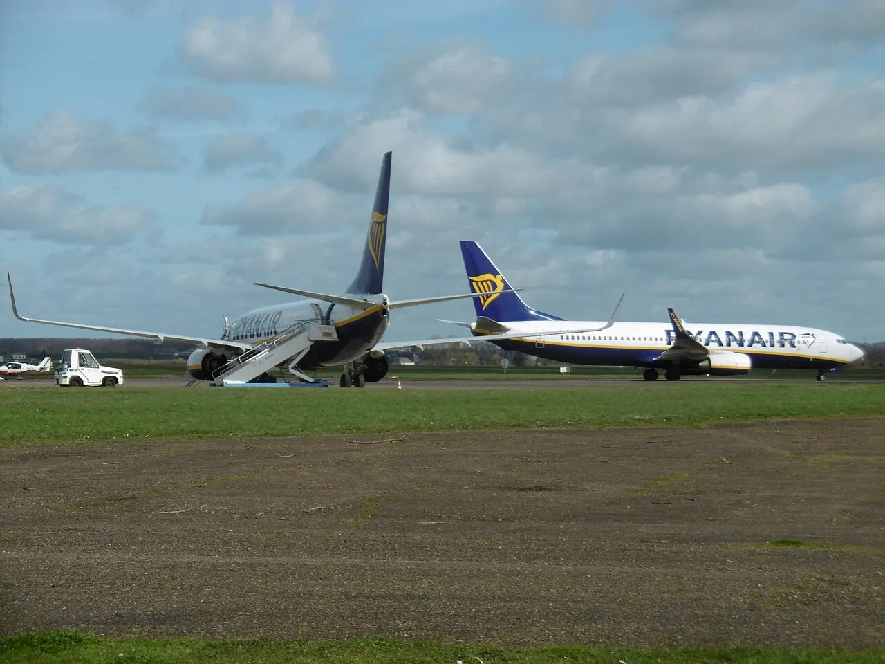 Zwei Boeing 737 von Ryanair auf dem Vorfeld
