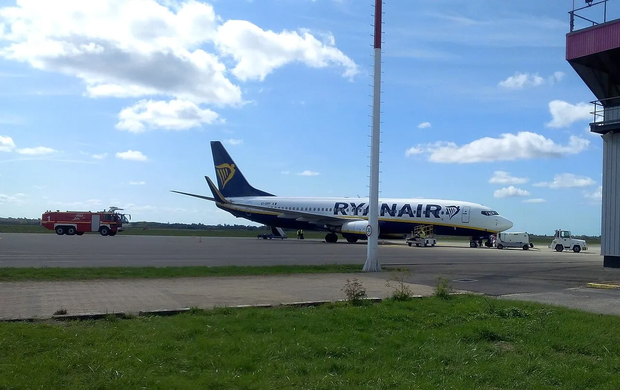Samolot Ryanair na płycie postojowej