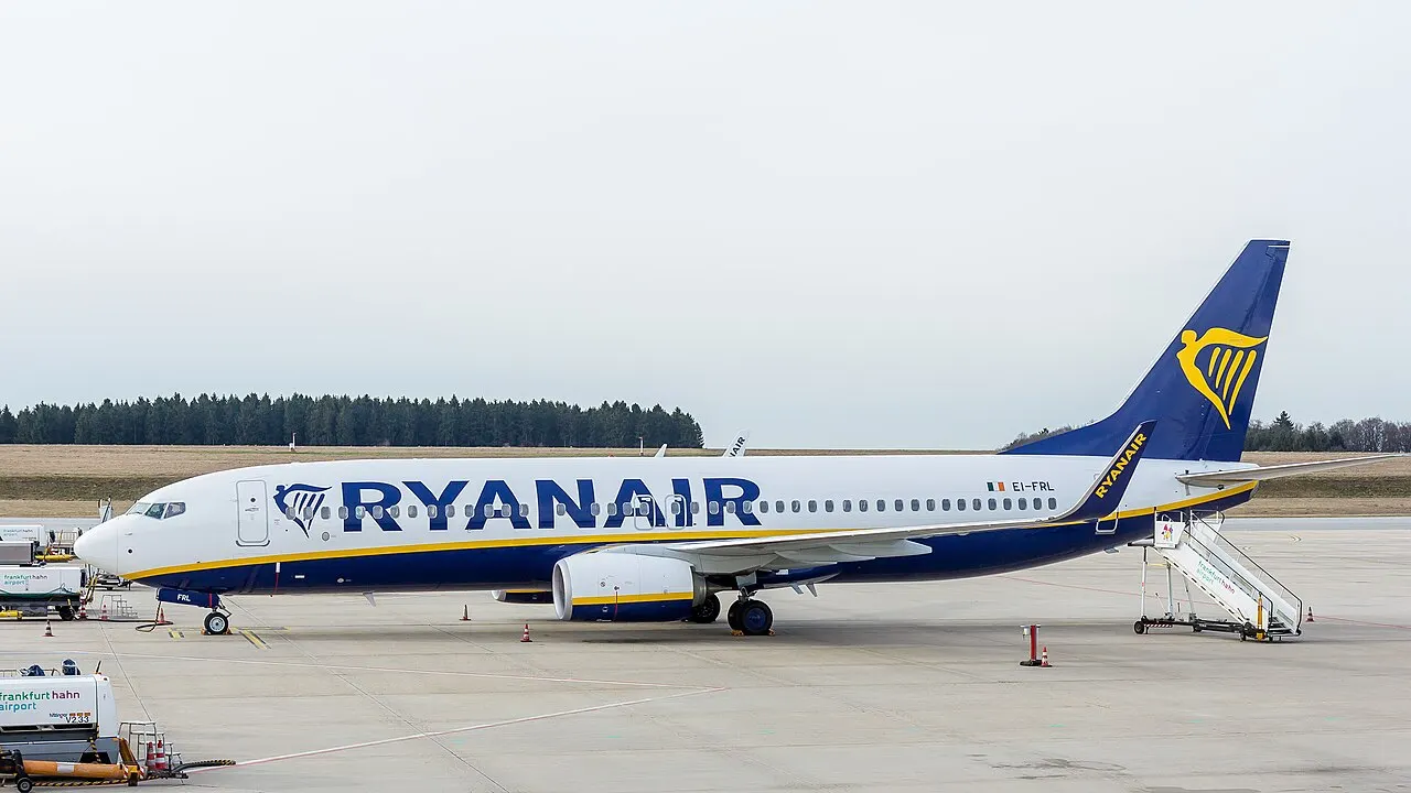 Boeing 737 linii Ryanair na lotnisku