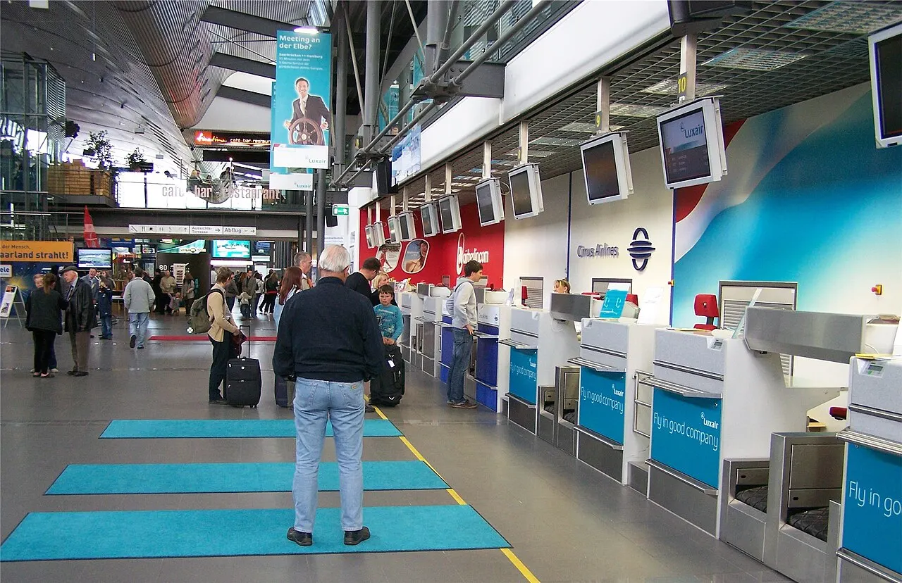 Banchi del check-in nel terminal