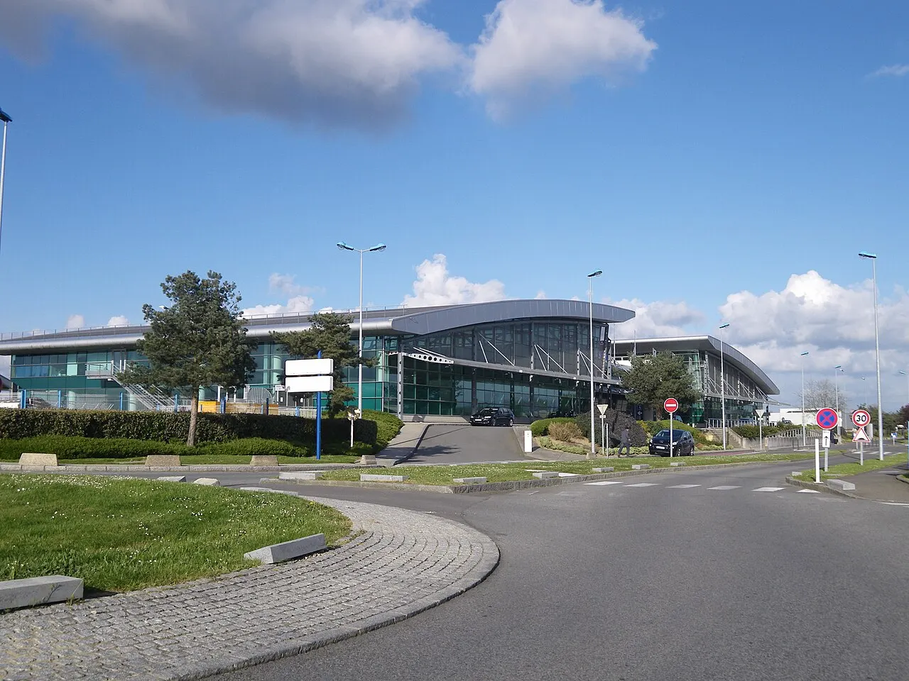 Außenansicht des Terminals von der Zufahrtsstraße